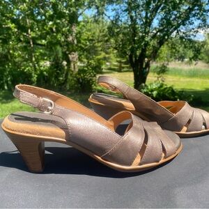 Women’s 8.5 Dress Shoe 2.5” Heel Metallic SOFTSPOTS Pillowtop Technology